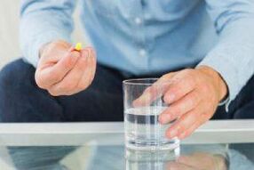 Egy férfi hatékony antibiotikumot szed a prosztatagyulladásra
